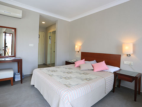 Summer Otel room bed