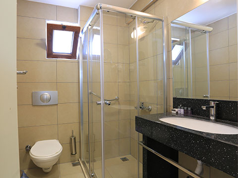 Summer Otel room